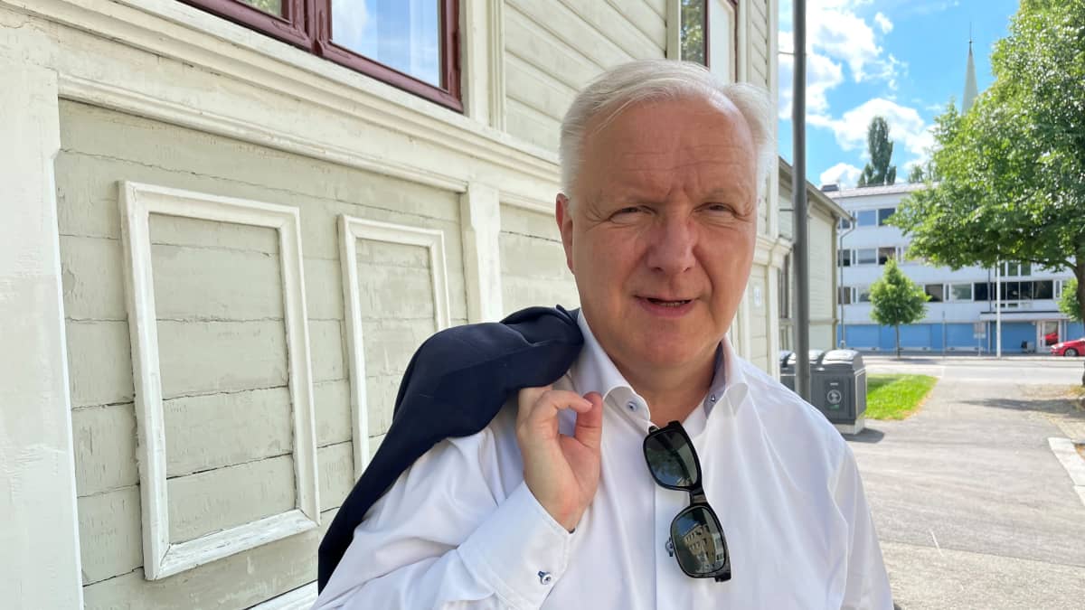 Suomen Pankin pääjohtaja Olli Rehn Mikkelissä Sodan ja rauhan keskus Muistin takana. 
