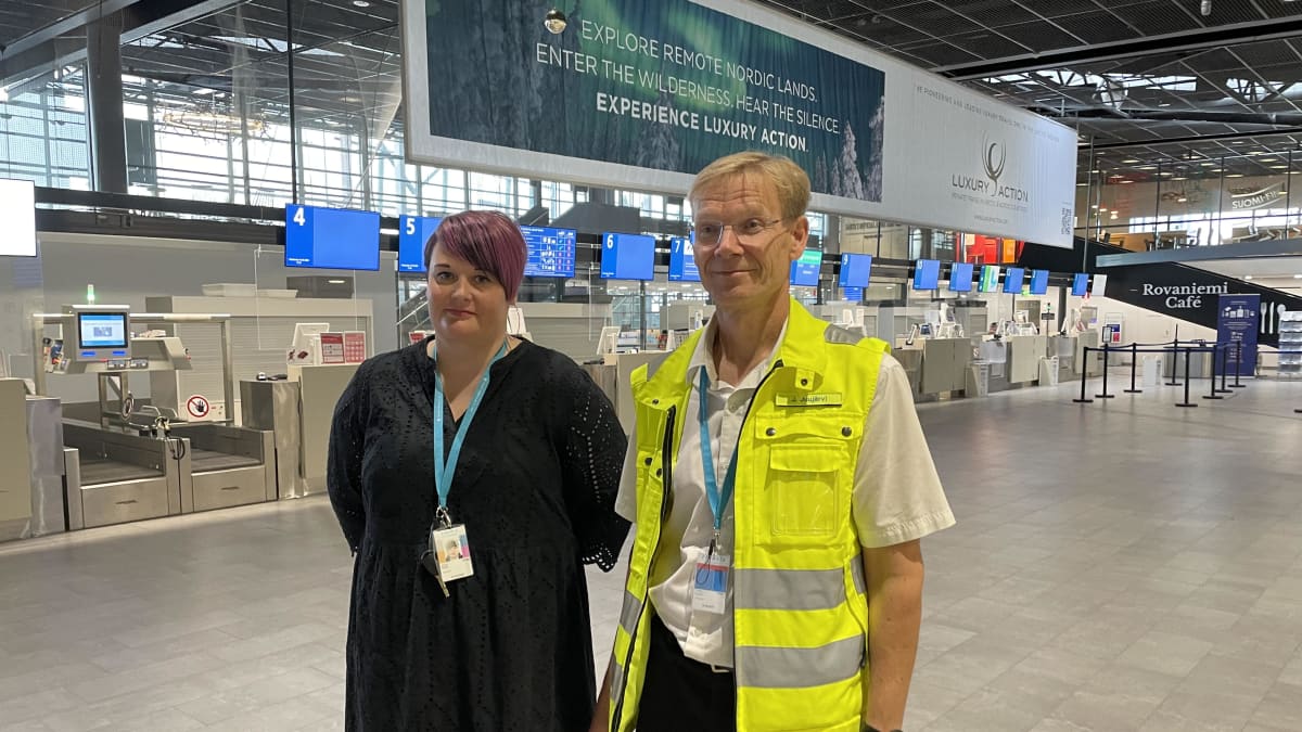 kaksi ihmistä Rovaniemen lentokentällä 