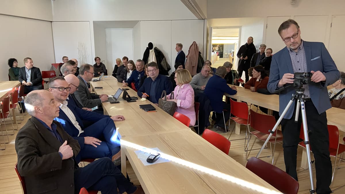 Väkeä istuu pöytien ääressä Seinäjoen kirjaston Jaaksi-salissa.