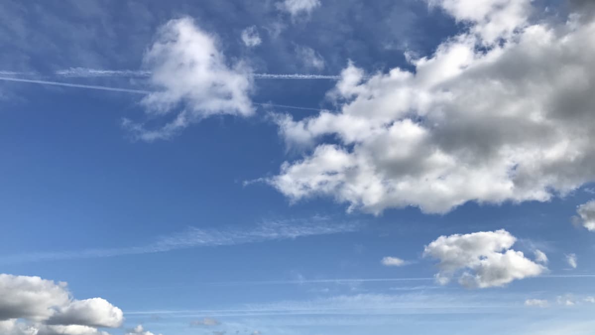 Ruuhkaa taivaalla. Lentokoneiden jättövanoja taivaalla. 