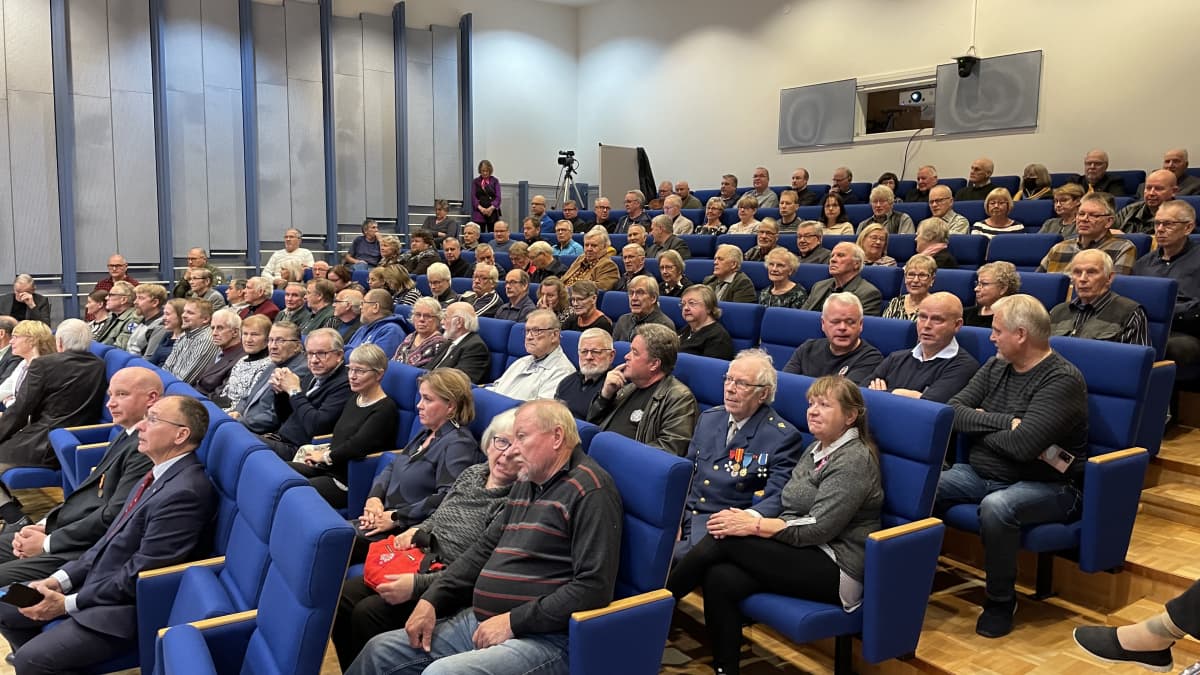 Konneveden kunnantalon sali täyttyi viimeistä paikkaa myöten maanpuolustusiltaan osallistuneista.