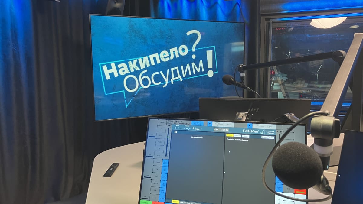 TV-ruutu jossa on venäjänkielinen teksti.