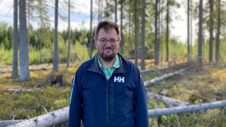 Johnny Sved står i en skog
