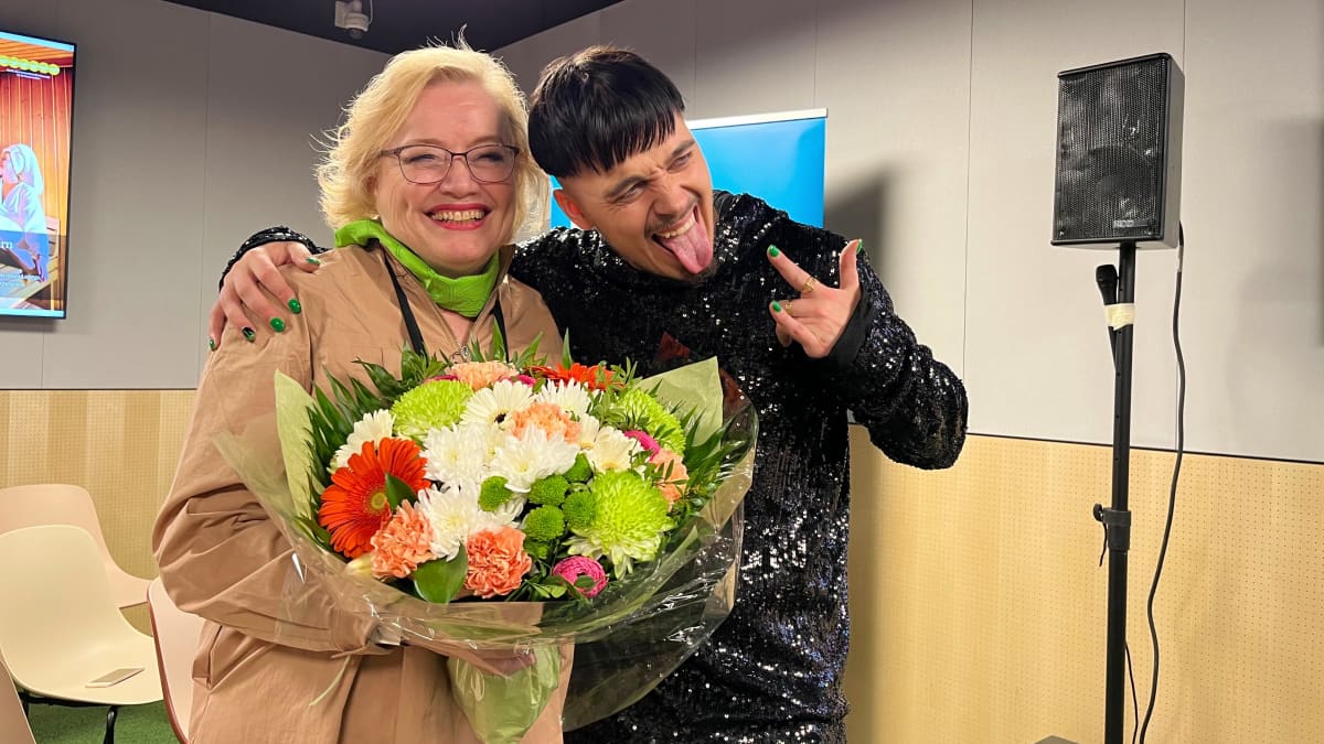 Kaupunginjohtaja Ritva Viljanen onnittelee vantaalaista euroviisuedustaja Käärijää.
