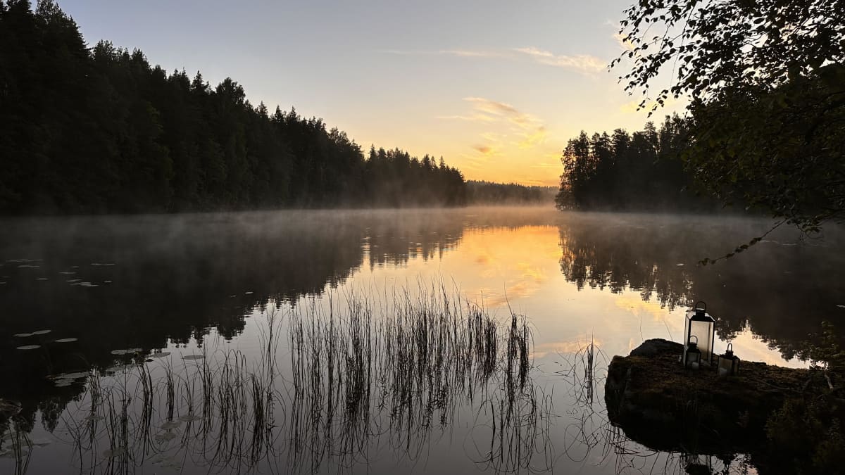 Aamun usva nousee tyynelle järvelle Iitissä. 