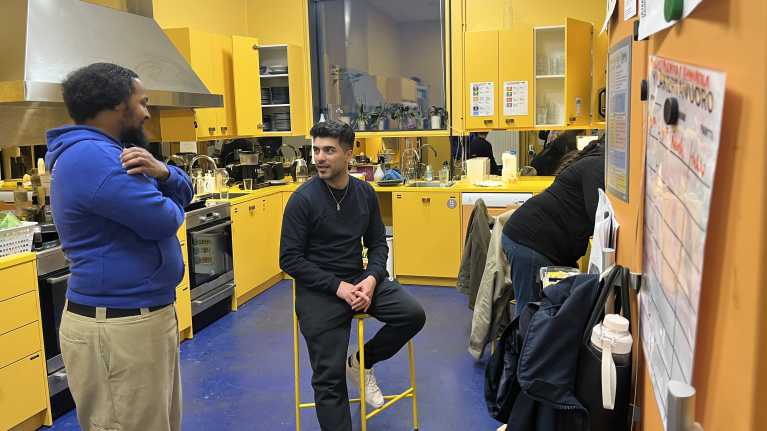 Kolme nuoriso-ohjaajaa juttelee Herttoniemen nuorisotalon keittiössä.