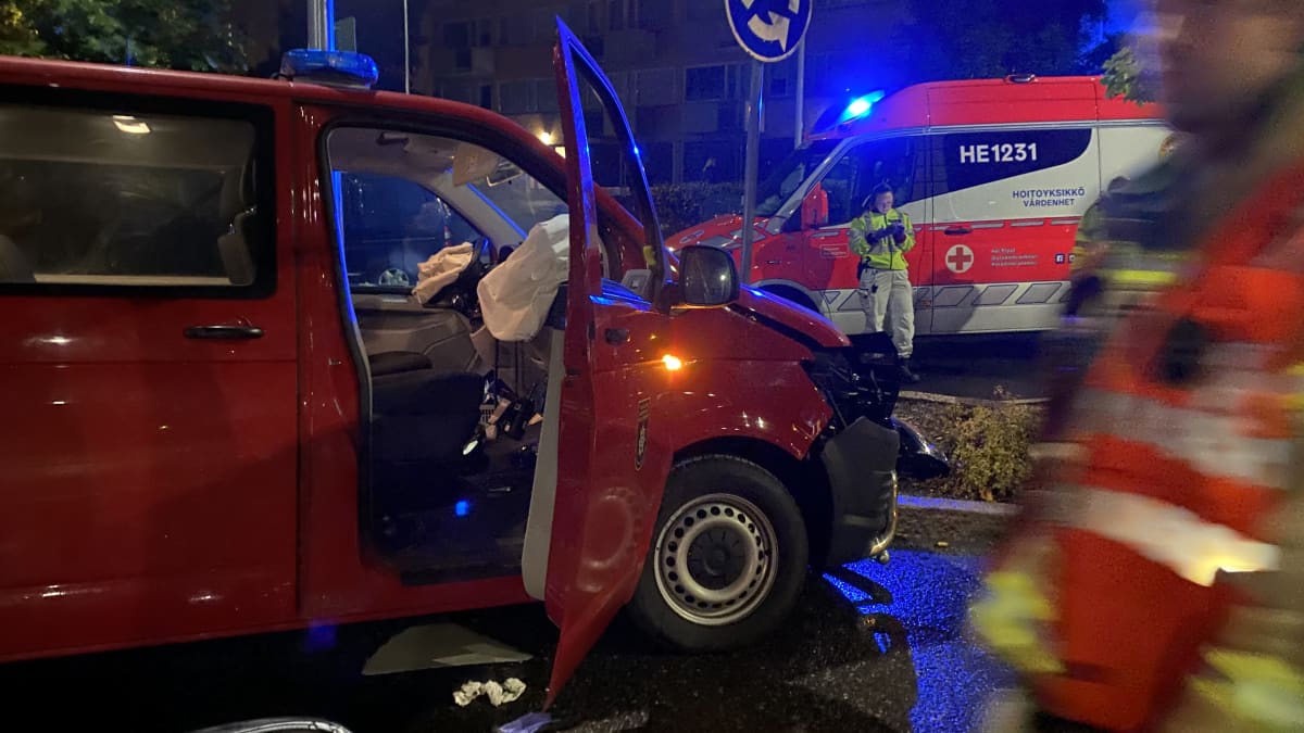 Kuljettaja törmäsi aamuyöllä varastetuksi epäillyllä ajoneuvolla tolppaan liikenneympyrässä Helsingin Etelä-Haagassa.