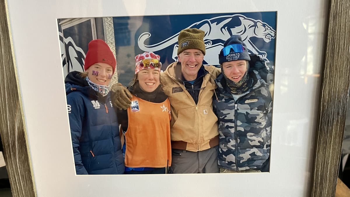 Ben Ogden seisoo oikealla vieressään isänsä John Ogden. Vasemmalla ovat siskot Katherine ja Molly, jotka hiihtivät pikkuveljensä tavoin kilpaa.  