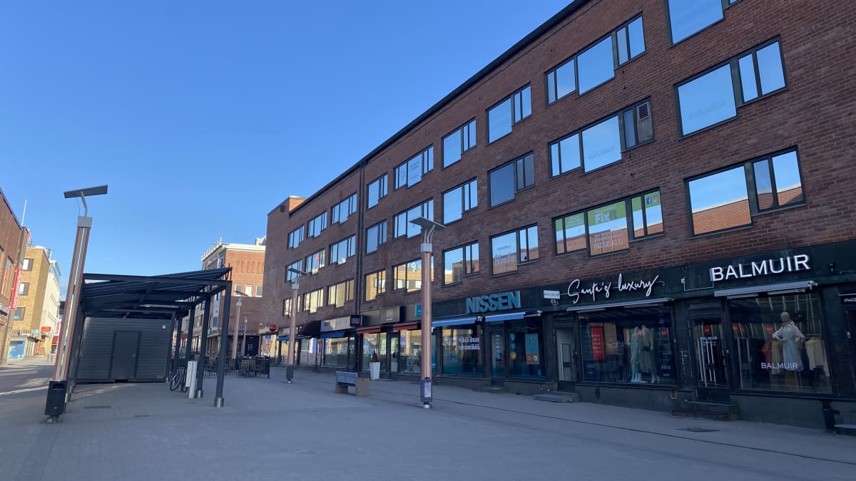 Ruskea tiilitalo, jossa rovaniemeläisiä pienyrityksiä.
