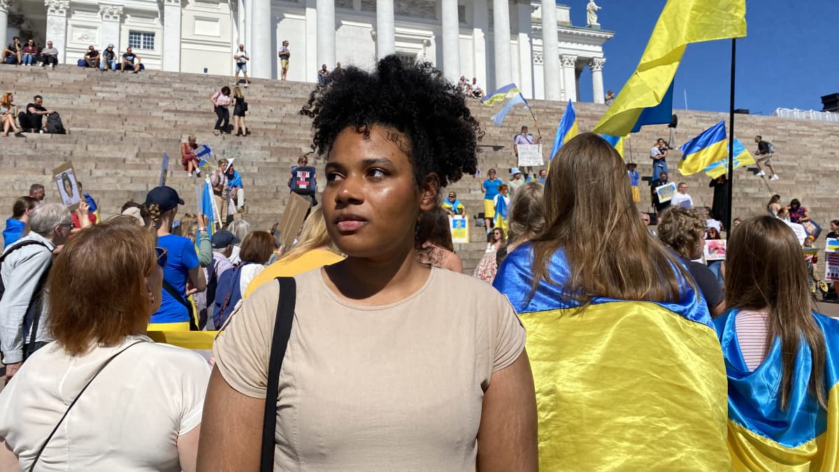 amerikalainen nainen ukrainalaisessa mielenosoituksessa