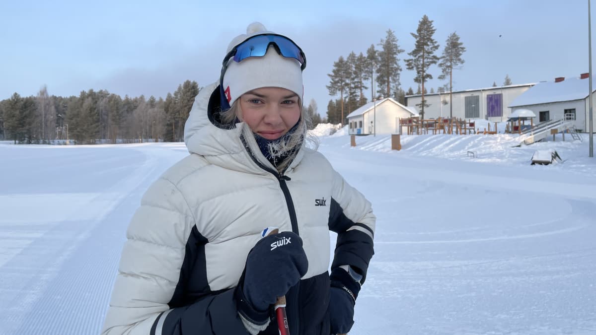 Hiihtäjä Vilma Nissinen Vuokatissa hiihtoladulla.