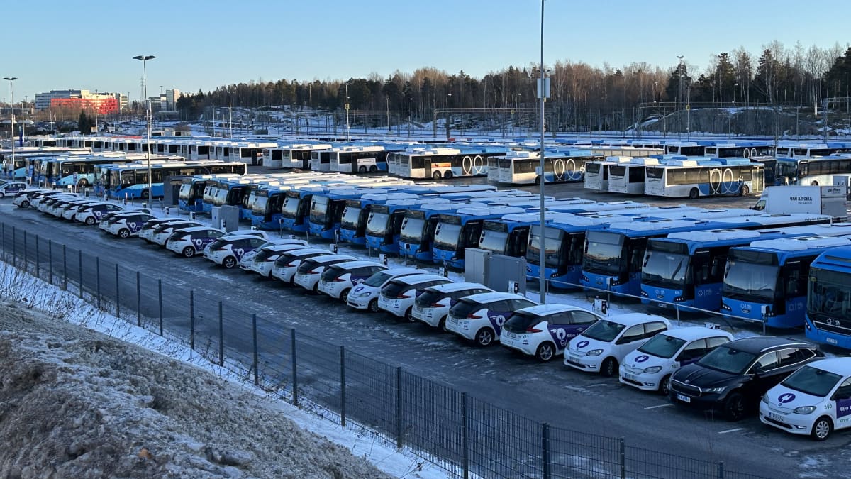 Bussit seisoivat parkissa Pohjolan liikenteen varikolla Pasilassa perjantaiaamuna.