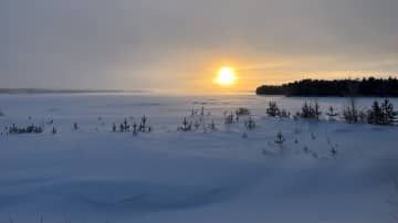 Auringonlasku Suomutunturilla. Luminen maisema, pakkasusvaa. 