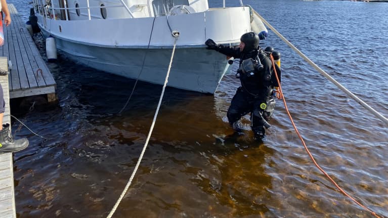Pelastuslaitos sai hälytyksen uppoavasta 22-tonnia painavasta aluksesta Laitaatsalmessa. Kuvassa sukeltaja tutkimassa aluksen vuotokohtaa. 