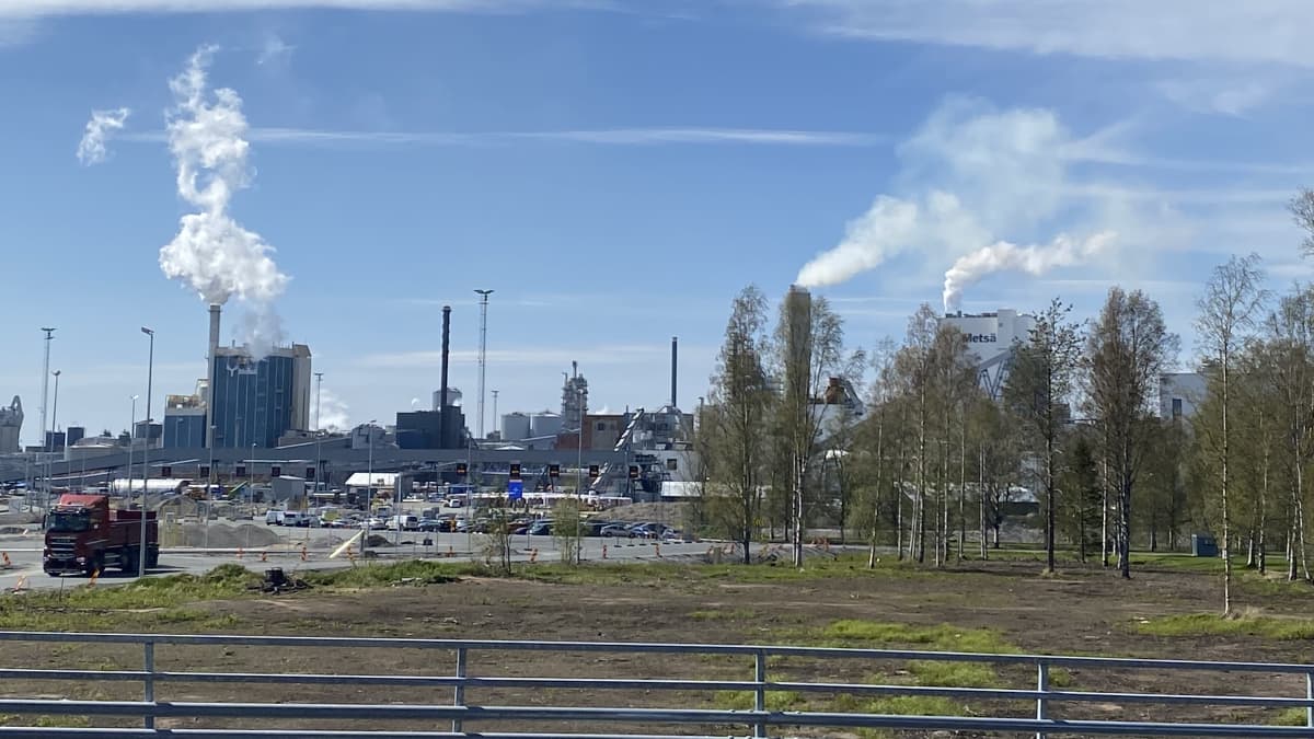 Metsä Fibren tehdasalue Kemissä. Piipuista tulee savua.
