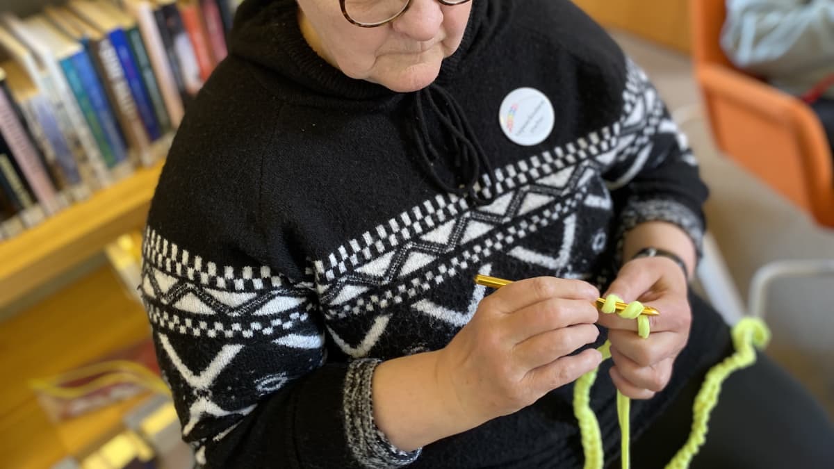 Liisa Halmesmäki virkkaa.