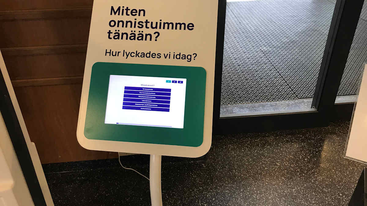 Varsinais-Suomen hyvinvointialueen palauteautomaatti terveysaseman sisäänkäynnin vieressä.
