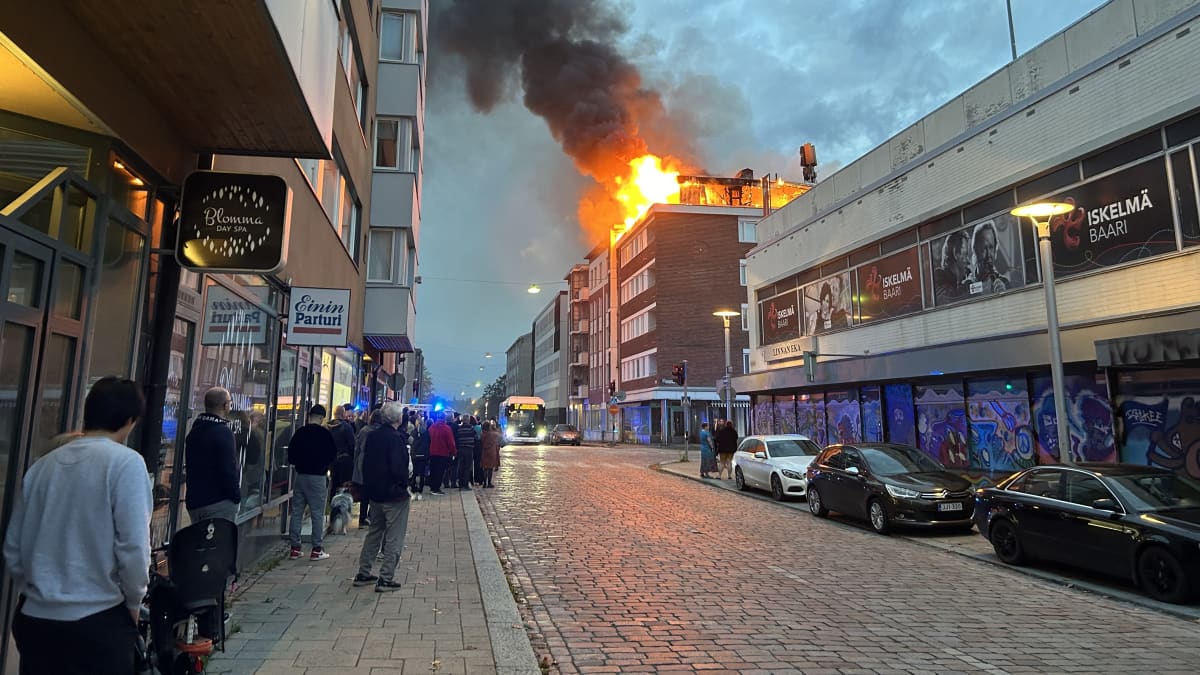 Kerrostalon katto palaa ilmiliekeissä Hämeenlinnassa. 