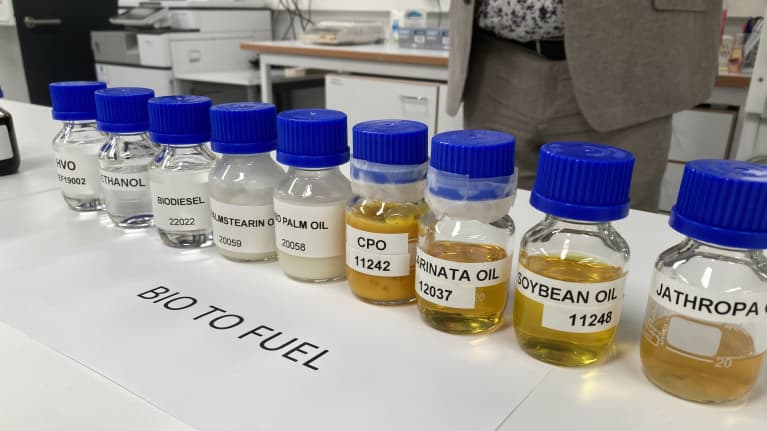 Wärtsilän laboratorioissa tutkitaan vaihtoehtoisia polttoaineita. Kuvassa laboratoriopurkkeja.