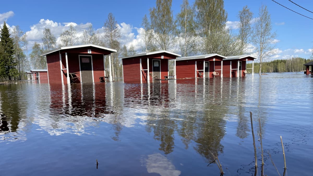 Leirintäalueen mökkejä tulvaveden vallassa.