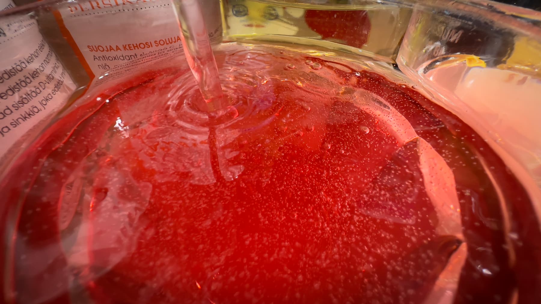 Punaista vitamiinijuomaa lasissa.