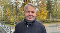 Pekka Haavisto hymyilee kameralle.
