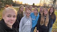 Lumakilpailuun osallistuneet Lohtajan koulun kahdeksasluokkalaiset poseeraavat ulkona.