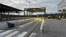 Nuijamaan rajanylityspaikalla hiljaista, vähän lunta ja vain yksi auto puomin takana tulossa Suomeen.