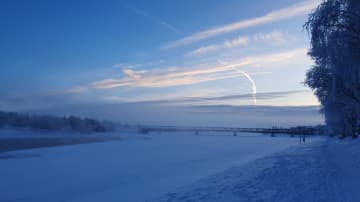 Sininen hetki talvisella Rovaniemellä.