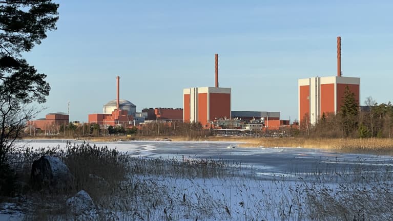 Olkiluodon kolme ydinvoimalaa talvella helmikuussa 2023.