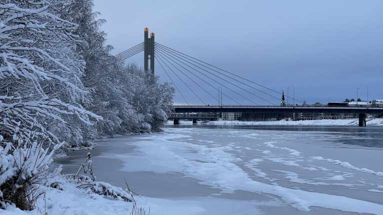 Talvinen jokimaisema kohti siltaa.