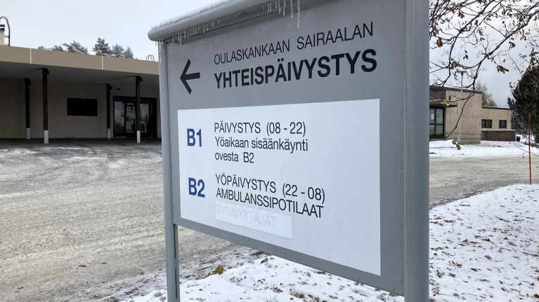 Opastekyltti, jossa opastus Oulaskankaan sairaalan yhteispäivystykseen.