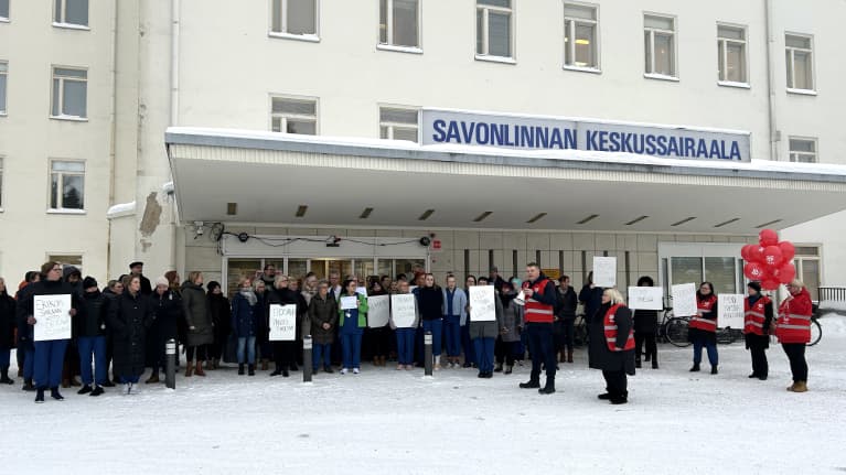 Savonlinnan keskussairaalan työntekijöitä mielenilmauksessa sairaalan sisäänkäynnillä.