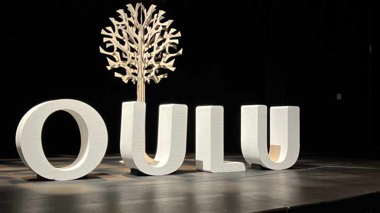 Teatterin lavalla olevista isoista irtokirjaimista on muodotettu sana "Oulu".