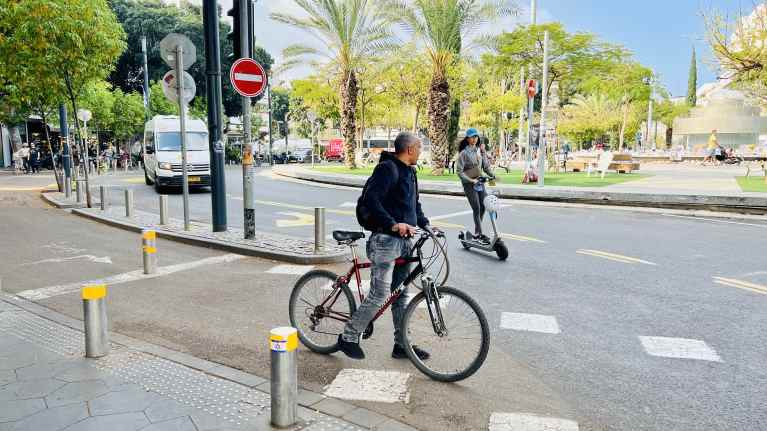 Pyöräilijä Tel Avivin kaduilla.