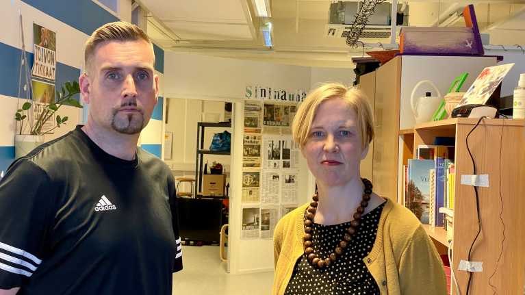 Tomi Rosengren ja Sanna Paala seisovat toimiston käytävällä.