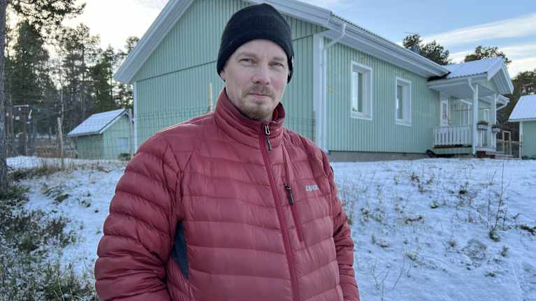 Sallivaara poroisäntä Iisko-Henrik Näkkäläjärvi seisoo kotitalon edustalla 4.11.2024 Inarissa.