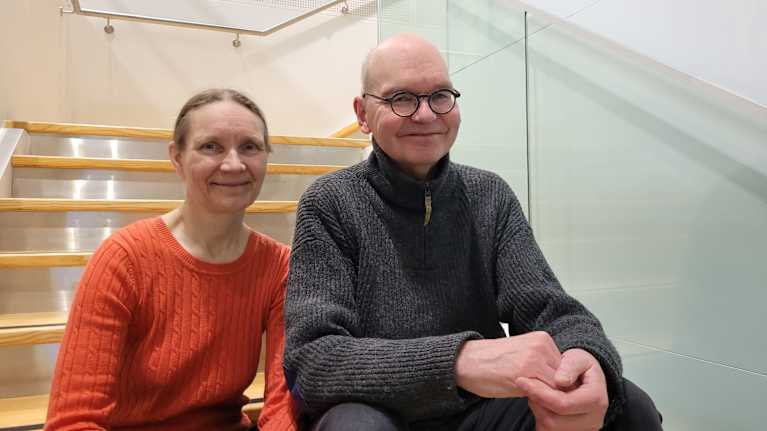 Sanna-Sirkku ja Heikki Kaukoranta istuvat ja katsovat hymyillen kameraan.