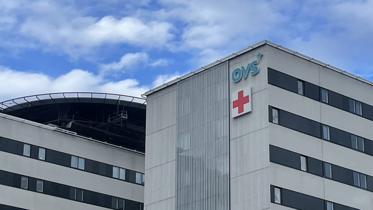 Oulun yliopistollisen sairaalan logo uudessa sairaalarakennuksessa.