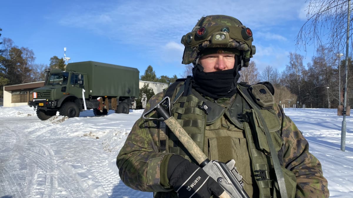 Kuvassa reserviläinen Pertti Linna, joka käy aktiivisesti kertaamassa ja on mukana Pirkanmaa 23 paikallispuolustusharjoituksessa.