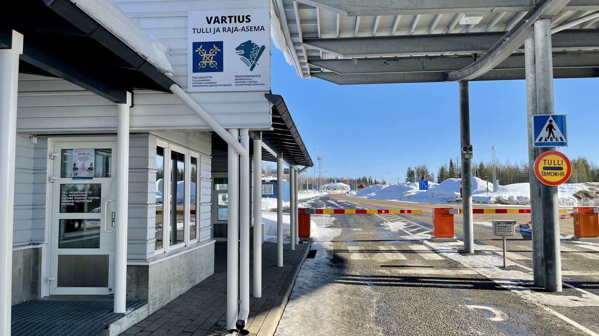 Vartiuksen tulli ja raja-asema keväällä.