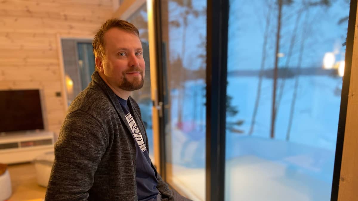Kuntayhtymä Essoten terveyspalvelujen johtaja Santeri Seppälä mökillään Puumalassa. 