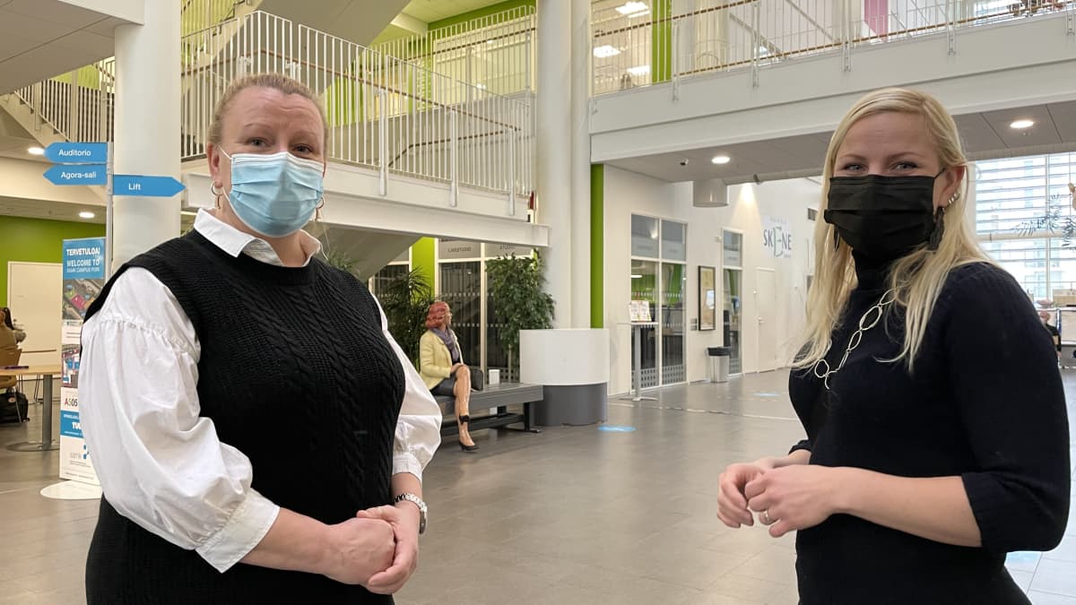 Minna-Maarit Ampio ja Sari Merilampi Satakunnan ammattikorkeakoulussa Porissa.