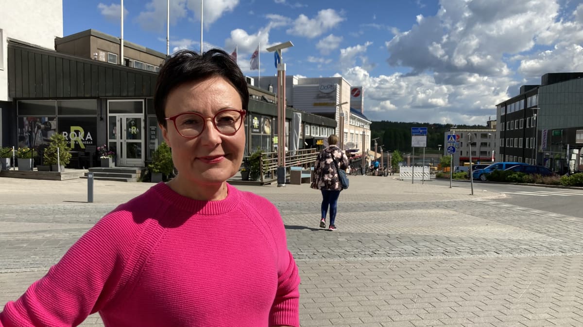 Visit Rovaniemen toimitusjohtaja Sanna Kärkkäinen Rovaniemen keskustan kävelykadulla.