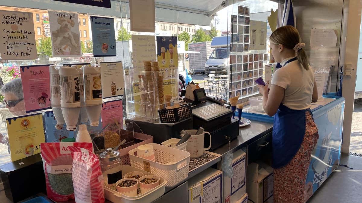 Mimosa West myy asiakkaalle jäätelöä jäätelökioskilla.