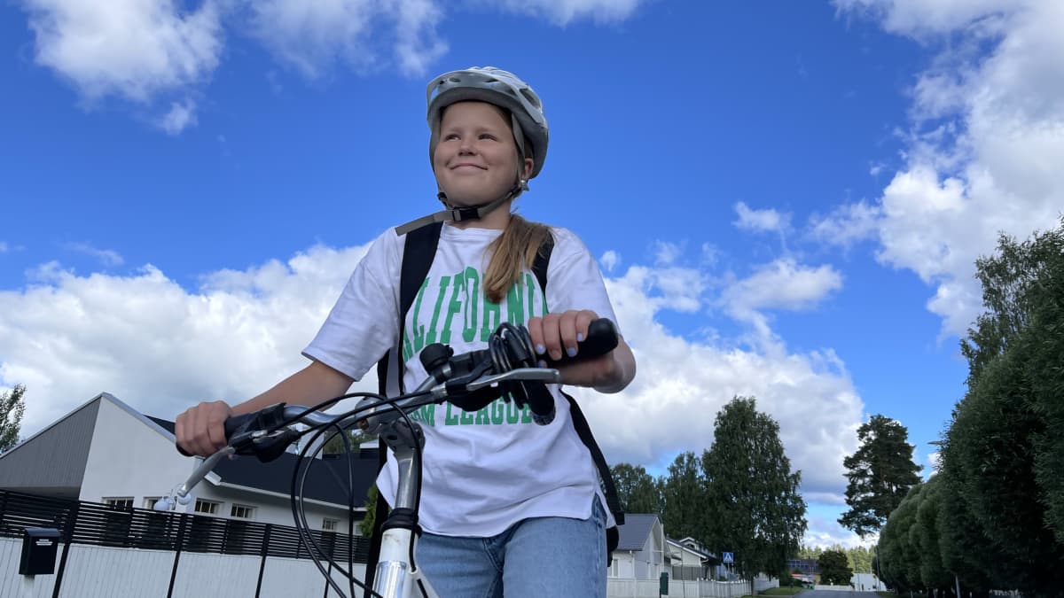 Linda Mononen, 13 vuotta, lähdössä pyöräilemään kouluun kotoaan Joensuun Utrasta. 