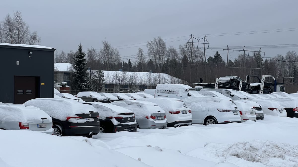 Lumen peittämiä henkilöautoja.