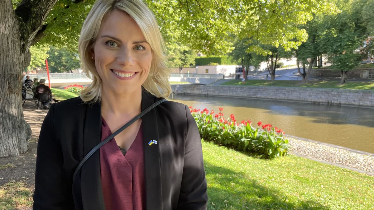 Kansanedustaja Saara-Sofia Sirén Turussa Aurajokirannassa.