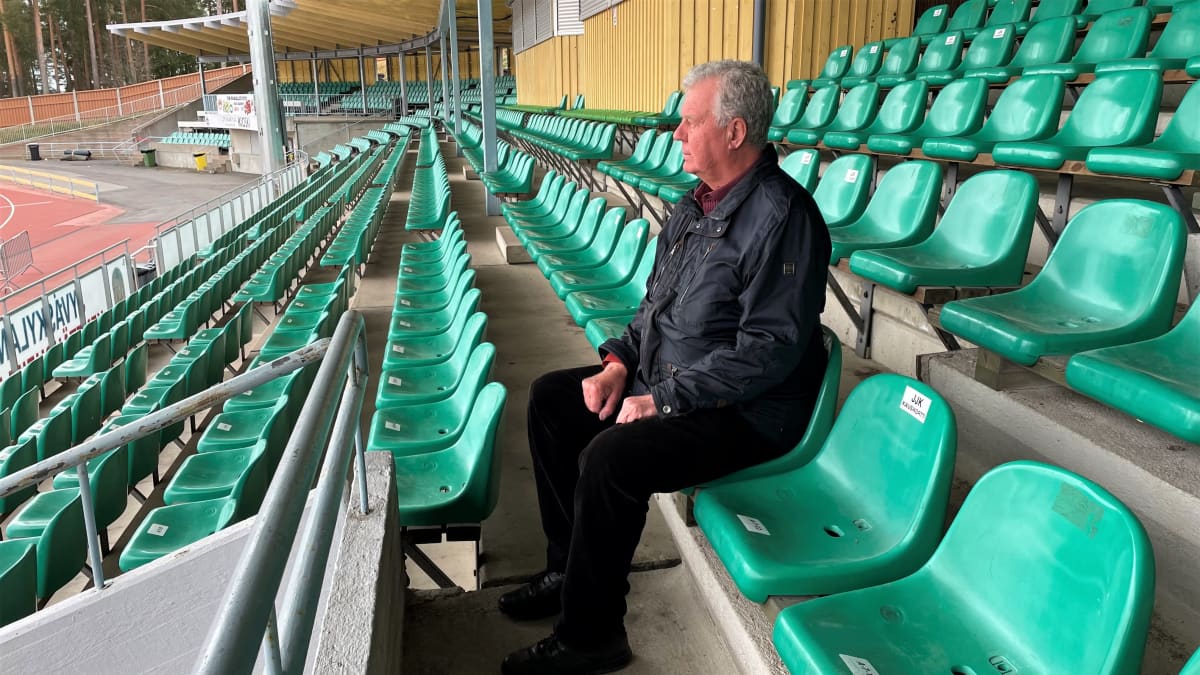 Erkki Tuunanen istuu Harjun stadionin katsomossa.