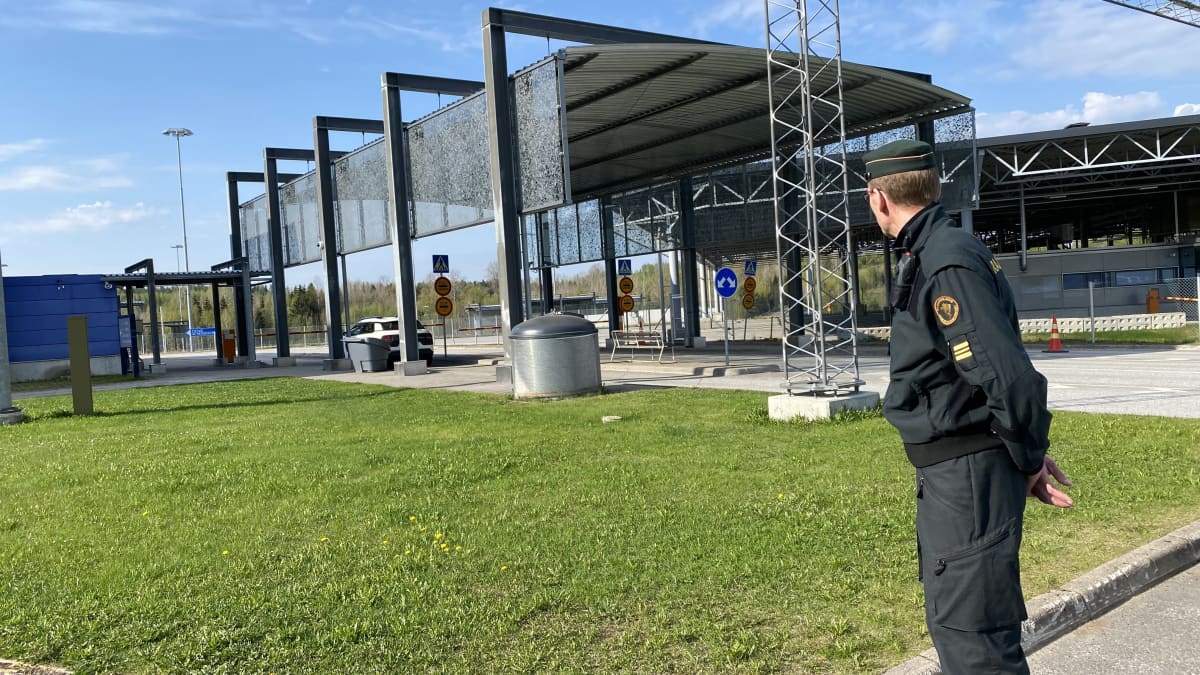 Nuijamaan rajanylityspaikan puomilla on yksi henkilöauto. Kuvan etualalla raja-aseman päällikkö Antti Vihe katsoo aseman suuntaan.